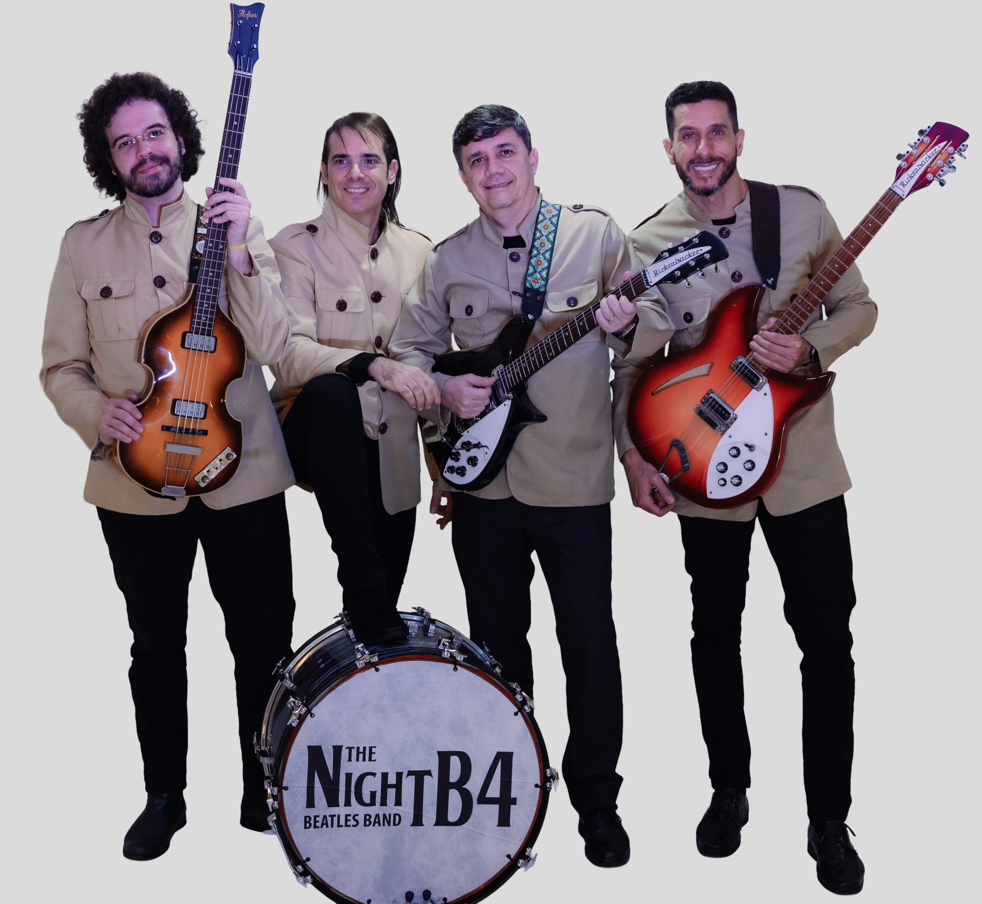 Membros da The NightB4 Beatles Band posando com figurinos dos anos 60